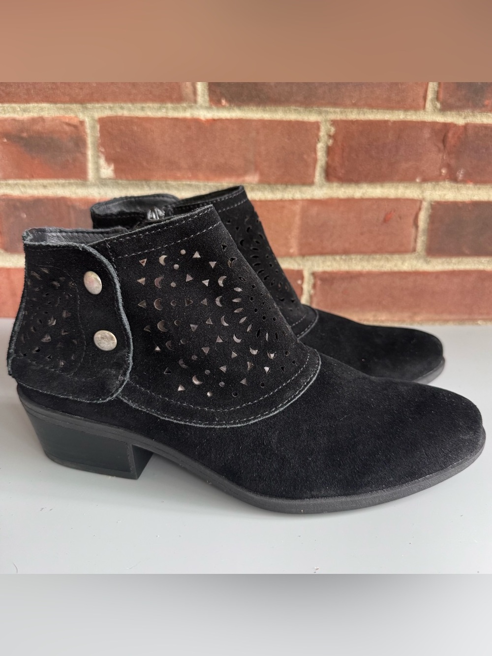 Baretraps Women’s Gaige Black Laser Cut Ankle Booties US  9 M Block Heel Zip